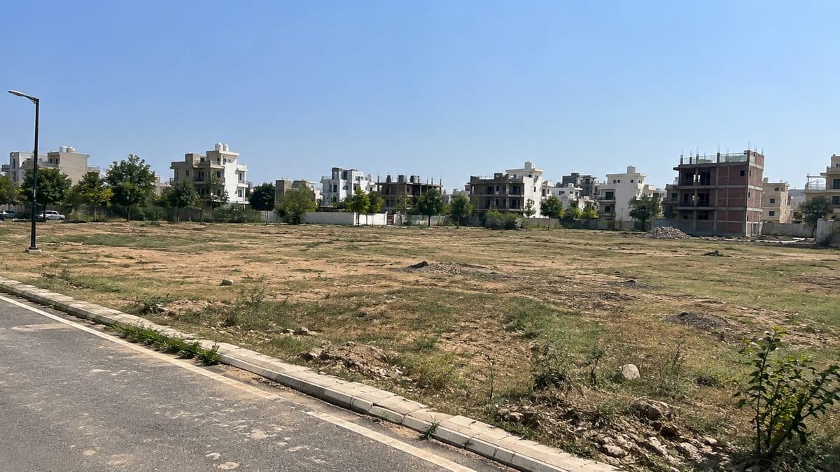 350 sq yd residential plot in Suncity, Gurgaon