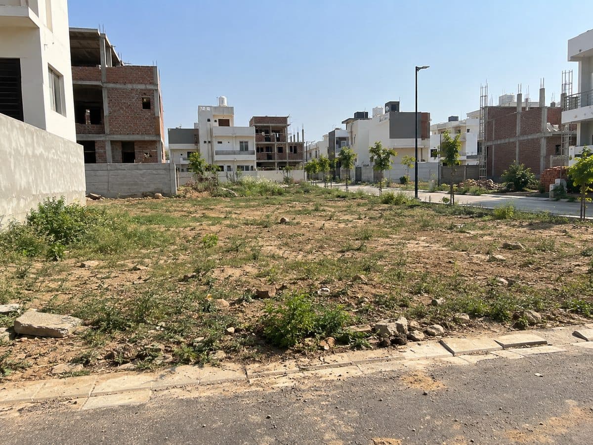 450 sq yd residential plot in Suncity, Gurgaon
